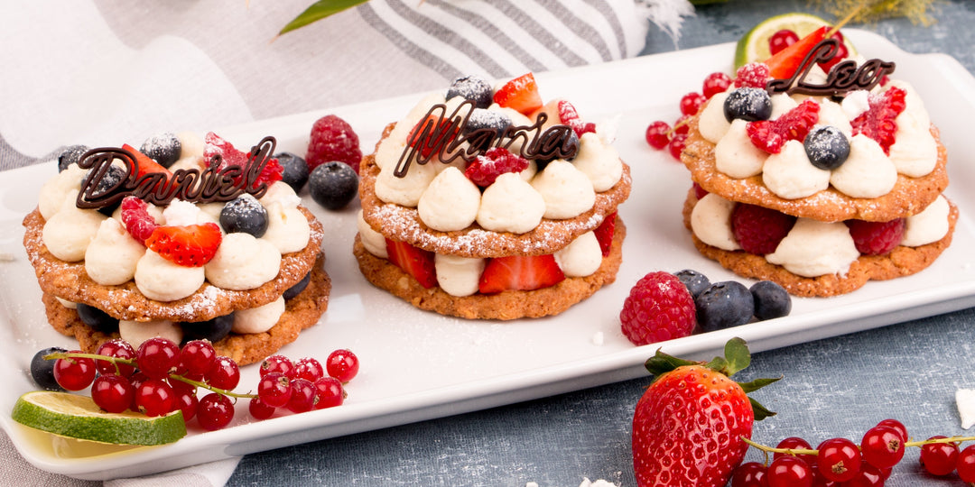 Schichtdessert mit Beeren und Haferkeksen