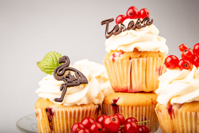 Johannisbeer-Cupcakes mit weißem Schokoladentopping